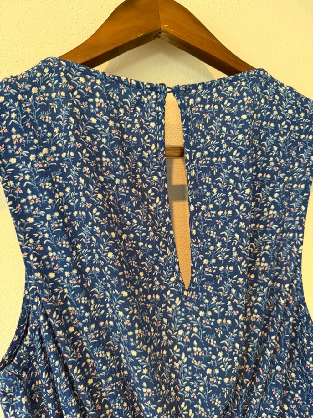 Abercrombie and Fitch Blue Micro Floral Jumpsuit Vneck Tie Front Keyhole Back - Picture 8 of 10